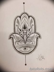 Эскиз тату Хамсы с глазом. Черно-белый рисунок татуировки, выполненный в технике дотворк.