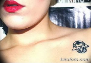 Фото тату Хамсы на ключице, выполненной в черном цвете с использованием тонких линий. Татуировка небольшого размера и выглядит очень деликатно.