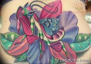 Фото тату розового богомола на фоне цветка. Яркий и красочный рисунок, выполненный в стиле традиционной татуировки.