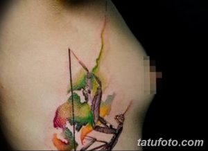 Фото тату: акварельная татуировка на плече, изображающая абстрактный рисунок с использованием ярких цветов и плавных переходов.