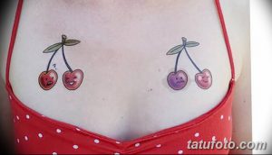 Фото тату двух вишен с разными выражениями лица на груди. Оригинальный и юмористический рисунок татуировки.