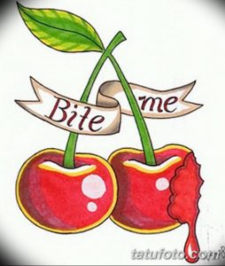 Фото татуировки с двумя вишнями, одна из которых надкушена, и надписью "Bite me" на ленте. Красный, черный и белый цвета.