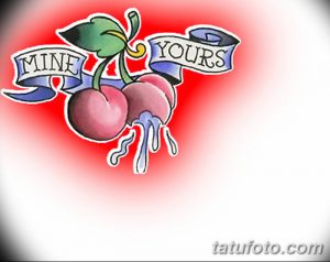 Фото тату на коже: две красные вишни с зелеными листьями и надписью 'Mine & Yours' на ленте. Романтичный и оригинальный рисунок татуировки.