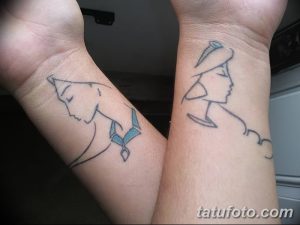 Фото парных тату на запястьях с изображением профилей египетских богинь. Тонкие линии, минималистичный стиль.