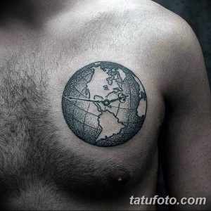 Черно-белое фото тату глобуса на мужской груди. Детализированный рисунок с четкими линиями и точками, создающий эффект затенения.