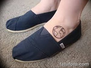Фото тату: небольшая татуировка в виде контурного изображения земного шара на лодыжке, выполненная в минималистичном стиле.