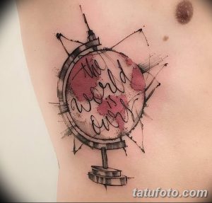 Фото тату: акварельная татуировка с изображением глобуса и надписью "The world is ours". Расположена на груди.