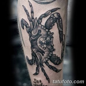 Фото тату: черно-белая татуировка краба в технике dotwork на ноге, точечный рисунок, детализированная проработка, минимализм, графичный стиль.