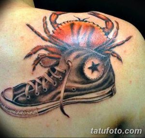 Фото татуировки краба, сидящего на кедах Converse. Реалистичный рисунок с детальной проработкой и использованием теней.