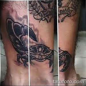 Фото тату краба в стиле blackwork на ноге. Рисунок татуировки выполнен полностью в черном цвете с использованием геометрических форм и линий.