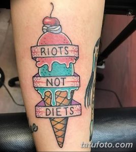 Фото тату на ноге с изображением мороженого с надписями 'Riots Not Diets', выполненного в стиле олд скул.