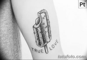 Фото минималистичной татуировки в виде эскимо на палочке с надписью 'True Love'.