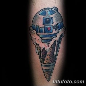 Фото тату робота R2-D2 из Звездных войн, стилизованного под мороженое в рожке. Оригинальный и забавный рисунок татуировки.