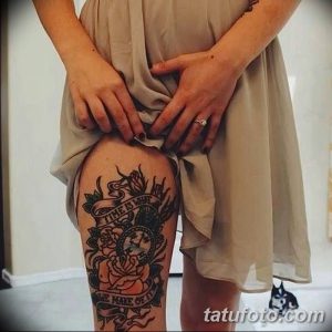 Фото тату: татуировка с часами, розой и надписью 'Time is what you make of it' на бедре. Детализированный рисунок татуировки в черно-белых тонах.