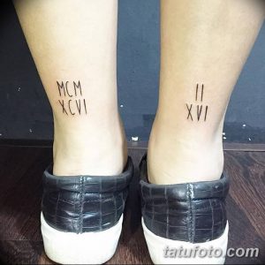 Фото тату: минималистичные римские цифры на лодыжках. Простые и элегантные татуировки в черном цвете.