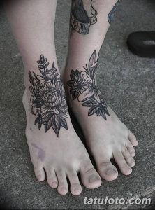 Фото тату: парные татуировки цветов на стопах, выполненные в стиле blackwork. Детализированный рисунок татуировки.