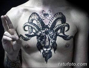 Фото тату козла с третьим глазом на груди. Сложный рисунок в стиле графики с использованием черных линий и геометрических фигур.
