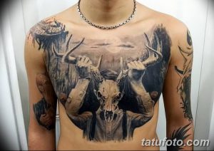 Фото тату: большая татуировка на груди и плечах с изображением черепа оленя в окружении темных элементов. Реалистичный эскиз татуировки в мрачном стиле.