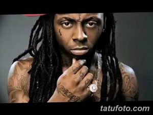 Фото тату на лице и руках известного рэпера Lil Wayne. На лице видны слезинки под глазами, а на руках – сложные узоры.