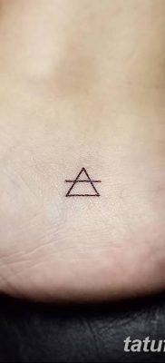 фото тату треугольник с линией от 16.04.2018 №001 — triangle tattoo with line — tatufoto.com