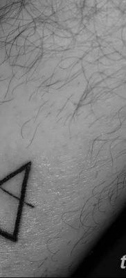 фото тату треугольник с линией от 16.04.2018 №002 — triangle tattoo with line — tatufoto.com