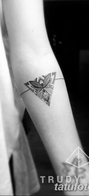 фото тату треугольник с линией от 16.04.2018 №049 — triangle tattoo with line — tatufoto.com