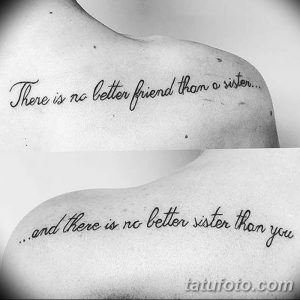 Фото парных татуировок с надписями 'There is no better friend than a sister' и 'and there is no better sister than you' на плечах. Изящный шрифт и трогательный смысл.