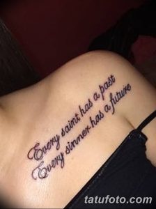 Фото тату с надписью 'Every saint has a past, every sinner has a future' на ключице, выполненной каллиграфическим шрифтом. Изящный и вдохновляющий дизайн.