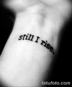 Фото тату с надписью 'still I rise' на запястье, выполненной черным шрифтом. Простой, но мощный посыл о стойкости и преодолении трудностей.