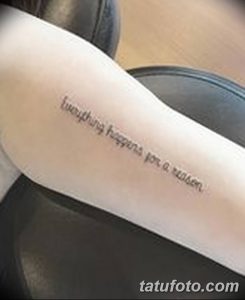 Фото тату с надписью 'everything happens for a reason' на предплечье, выполненной тонким шрифтом в нежно-розовом цвете. Минималистичный дизайн и позитивный посыл.