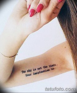 Фотография минималистичной татуировки на предплечье с надписью 'The sky is not the limit, Your imagination is', выполненной простым шрифтом.