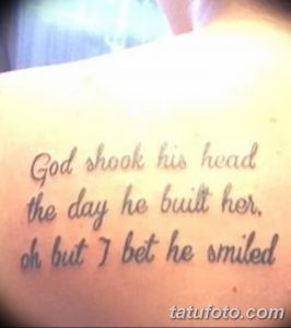 Фото татуировки с фразой "God shook his head the day he built her. oh but I bet he smiled" на плече, выполненной черным шрифтом.