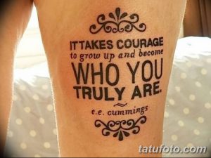 Фото тату на руке с цитатой 'It takes courage to grow up and become who you truly are' и декоративными элементами. Черный цвет, элегантный шрифт, мотивирующий текст.