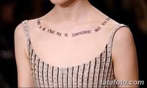 Фото тату на шее с цитатой на французском языке, выполненной черным цветом. Элегантный шрифт, минималистичный дизайн, философский смысл.