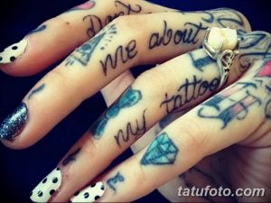 Фото тату на пальцах с разноцветными рисунками и надписью 'Don't ask me about my tattoo'. Детализированные эскизы тату, яркие цвета.