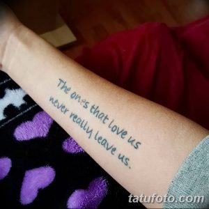 Фото тату на предплечье с надписью 'The ones that love us never really leave us'. Минималистичный дизайн, эмоциональный смысл, памятный рисунок.