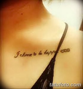 Фото татуировки с надписью 'I choose to be happy' и небольшой стрелой на ключице. Текст выполнен каллиграфическим шрифтом.