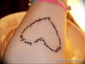 Фото тату сердца, образованного надписями 'Hope, love, respect, faith' на запястье. Черные чернила, минималистичный стиль.
