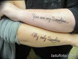 Фото парных тату надписей 'You are my sunshine' и 'My only sunshine' на предплечьях. Черные и цветные чернила, каллиграфический шрифт.