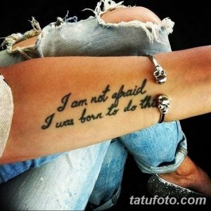 Фото тату надписи 'I am not afraid, I was born to do this' на предплечье, выполненной черными чернилами. Идеально для тех, кто ищет мотивационные идеи для тату.