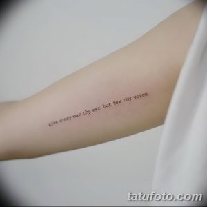 Фото тату: тонкая надпись на руке, фраза 'give every man thy ear, but few thy voice', минимализм, черные чернила.