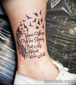 Фото тату: черное перо и летящие птицы на лодыжке, надпись 'Your Wings Were Ready But My Heart Was Not', женская лодыжка.