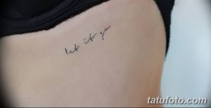 Фото тату: маленькая надпись 'Let it go' на боку, тонкие линии, минимализм, женское тело.