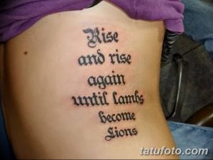 Фото тату: черная надпись на боку, фраза 'Rise and rise again until lambs become lions', каллиграфический шрифт, женское тело.