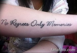 Фото тату надписи 'No Regrets Only Memories' на предплечье. Черная типография, каллиграфический шрифт, минималистичный дизайн, вдохновляющая фраза.