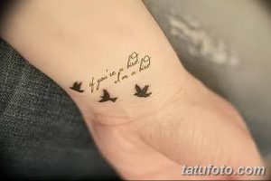 Фото тату с надписью 'If you're a bird, I'm a bird' и изображением трех маленьких птиц на запястье. Нежная, черно-белая татуировка, символизирующая свободу и любовь.