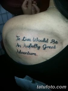 Фото тату на спине: надпись 'To Live Would Be An Awfully Great Adventure.'