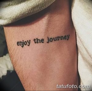 Фото тату на руке: надпись 'enjoy the journey' выполненная черным цветом.