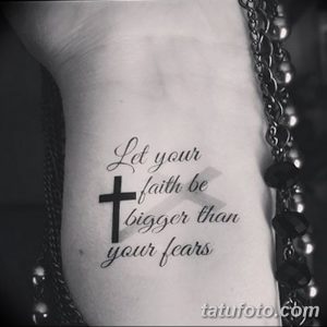 Фото тату на лодыжке: надпись 'Let your faith be bigger than your fears' и изображение креста.