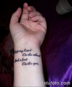 Фото тату на запястье с надписью 'Keep my hand on the wheel and a foot on the gas'. Черный цвет, каллиграфический шрифт, мотивирующая фраза.